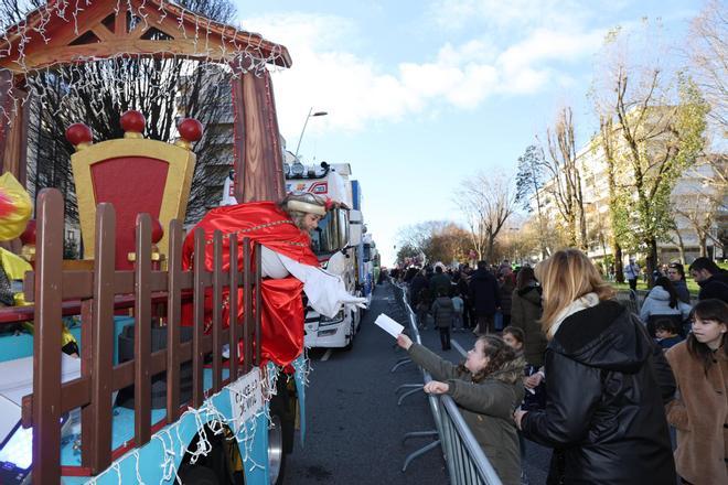 Mucho colorido y más caramelos en la cabalgata estática