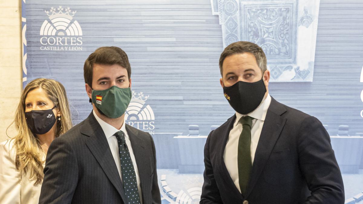 Juan García-Gallardo Frings y Santiago Abascal (d) antes del pleno de Investidura.