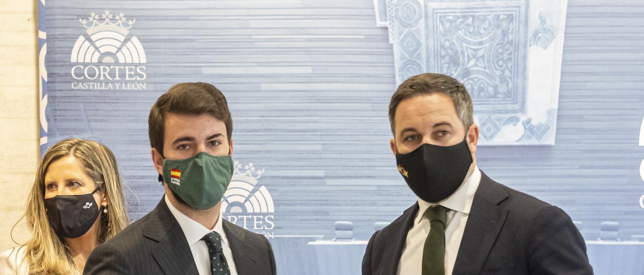 Juan García-Gallardo Frings y Santiago Abascal (d) antes del pleno de Investidura.