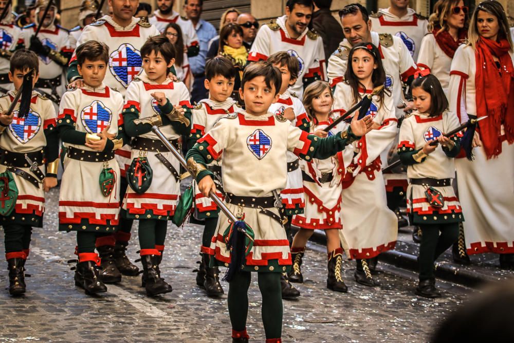 La procesión de la reliquia es uno de los actos que más agradan a los alcoyanos en el día dedicado al patrón San Jorge.