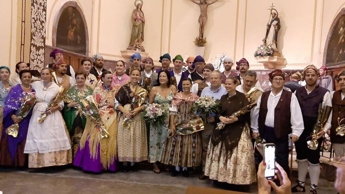 El festival comenzó en la plaza pero se trasladó a la iglesia por la lluvia y el viento. |