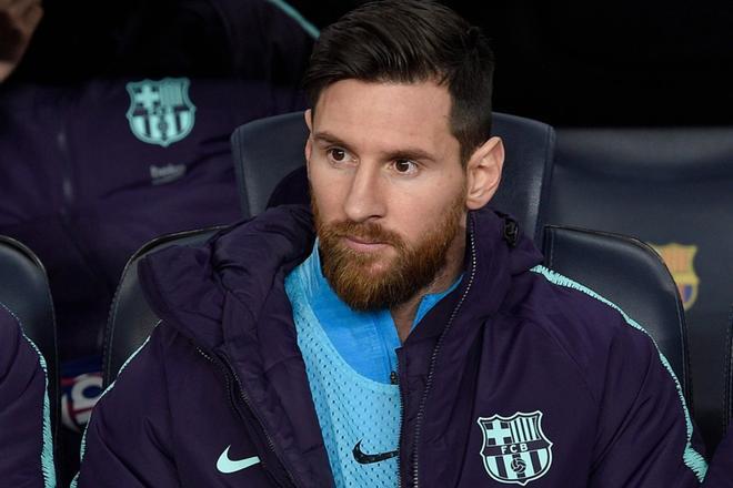 Leo Messi siguel el clásico desde el banquillo al comienzo del partido de ida de las semifinales de Copa del Rey entre el FC Barcelona y el Real Madrid en el Camp Nou