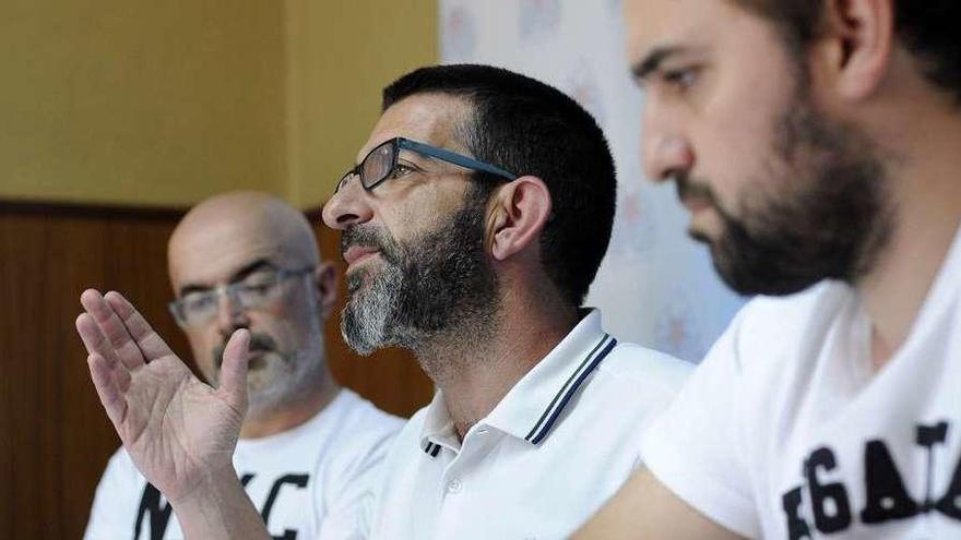 Pablo Taboada, Francisco Vilariño y Manuel Carbón, ayer, en la sede del BNG lalinense. // Bernabé/Javier Lalín