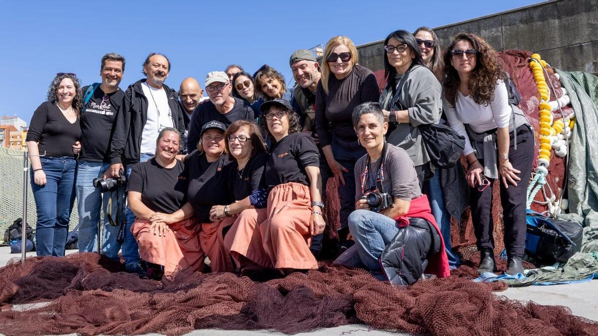 Los miembros de FOTOdidactas posan con las redeiras.