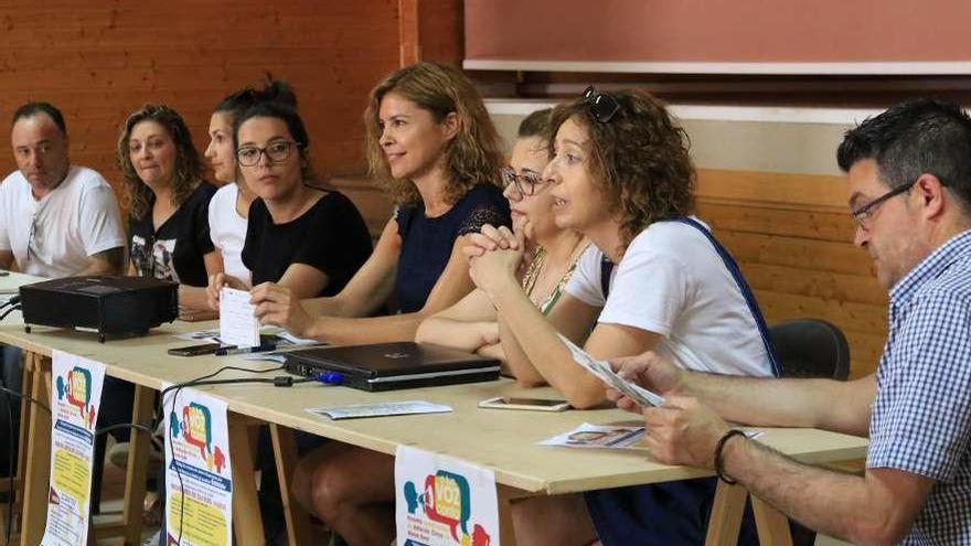 La senadora Clara San Damián (en el centro) junto a jóvenes emprendedores de la comarca tabaresa.