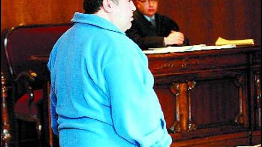 El acusado, de pie ante el juez, durante la celebración del juicio que tuvo lugar ayer. / rafa Vázquez