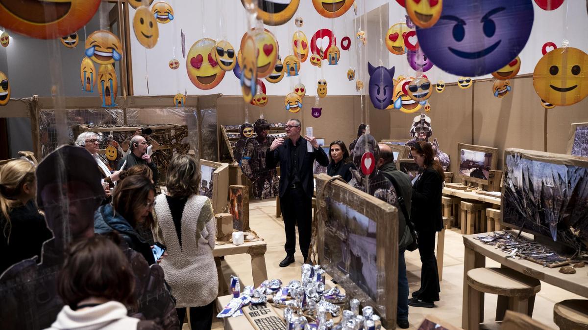 VIDEO | El artista Thomas Hirschhorn reflexiona sobre la era digital en el museo Helga de Alvear: “Exponer en Cáceres es un reto”
