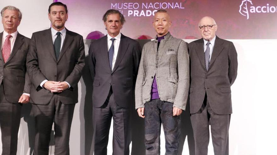 Por la izquierda, el director de relaciones institucionales de Acciona, Joaquín Mollinedo; el director del Museo de El Prado, Miguel Zugaza; el presidente ejecutivo de Acciona, José Manuel Entrecanales; Cai Guo-Qiang y el presidente del Real Patronato de la pinacoteca, José Pedro Pérez-Llorca.