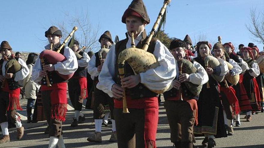 Miembros del grupo Aulas de Música durante la actuación en el campeonato celebrado ayer en Trabazos.