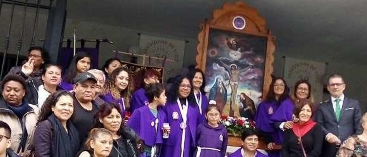 Asistentes a la celebración en honor al Señor de los Milagros.