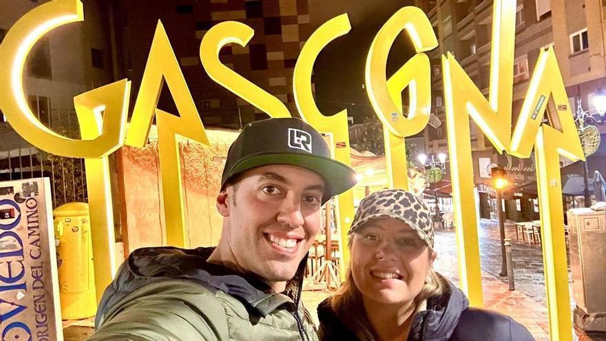 El policía local de Béjar A. A., en la calle Gascona, con su mujer, antes de salvar la vida a un turista británico en una sidrería.