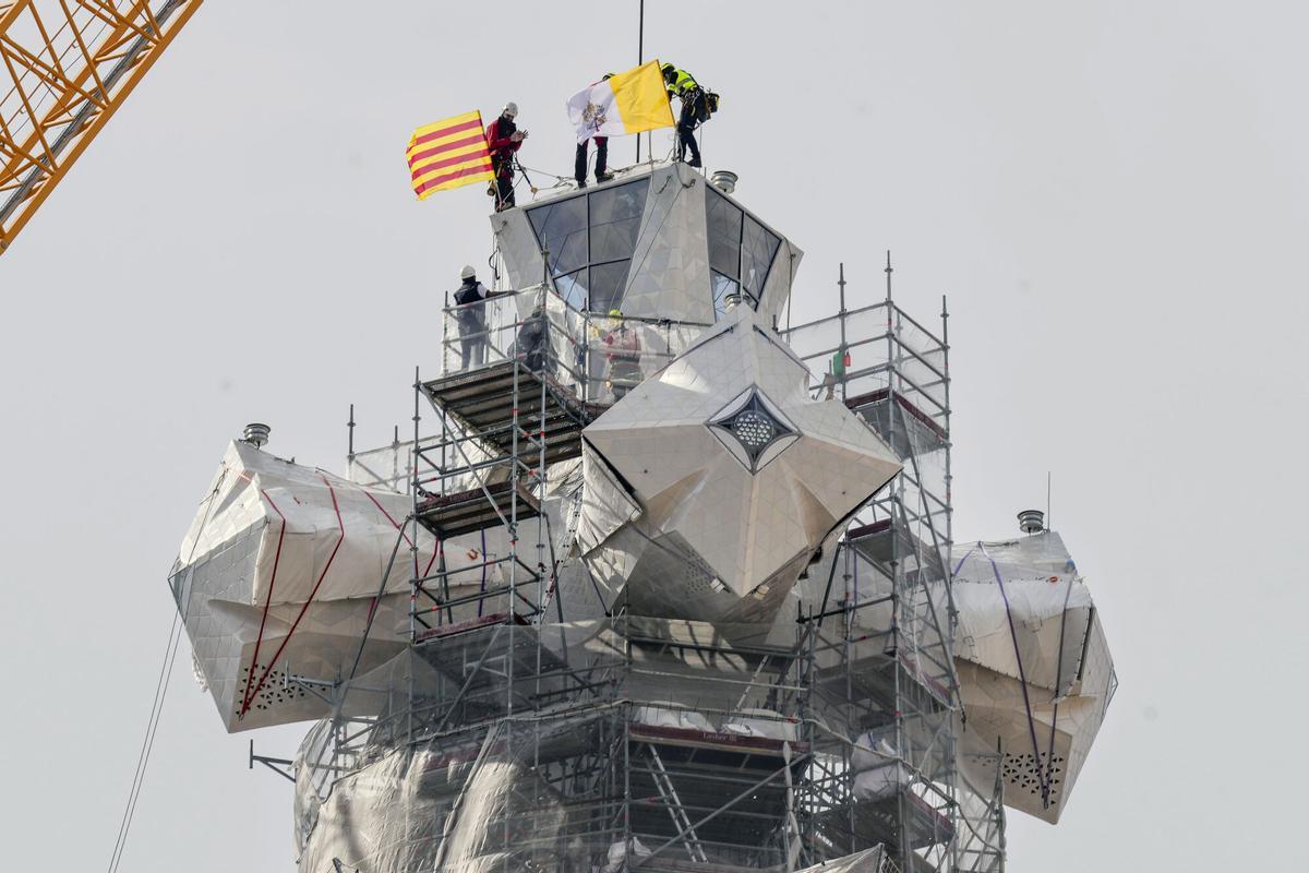 La basílica de la Sagrada Familia de Barcelona, con la bandera de Catalunya y la del Vaticano colocadas en la cima de la Torre de Jesús.