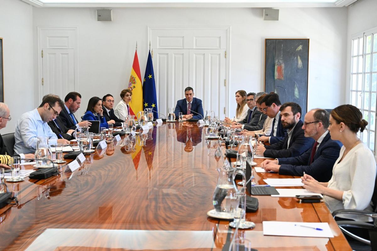 28/04/2025 Apagón.- Sánchez dice que no hay información concluyente sobre las causas del apagón y pide no especular. El presidente del Gobierno, Pedro Sánchez, ha definido la incidencia eléctrica que ha afectado este lunes a la Península Ibérica como una "una fuerte oscilación en términos técnicos del sistema eléctrico europeo" y ha pedido no especular sobre las acusas que han motivado este apagón. POLÍTICA SEC