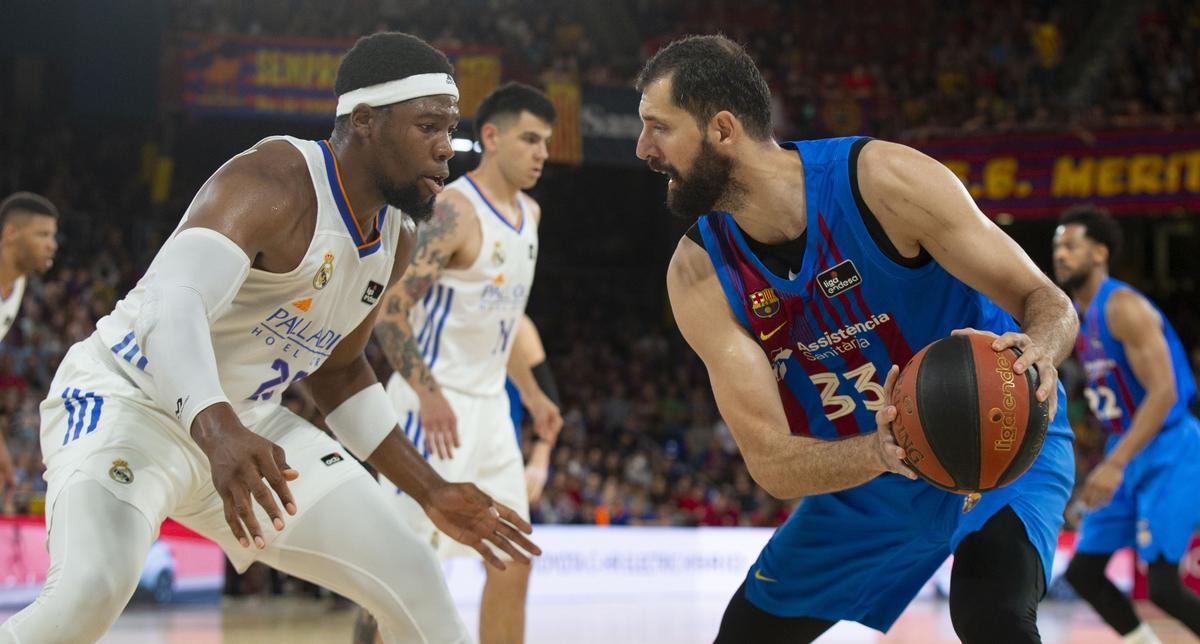 Mirotic trata de superar a Yabusele en una acción del partido en el Palau