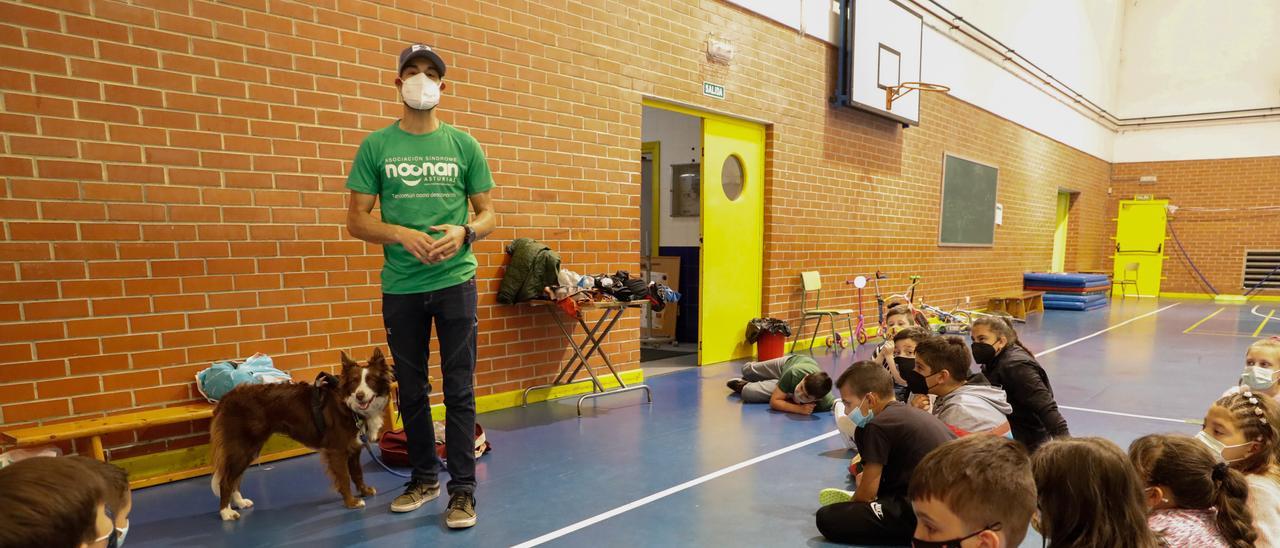 Sergio Fernández, en su encuentro con el alumnado del colegio de La Carriona.