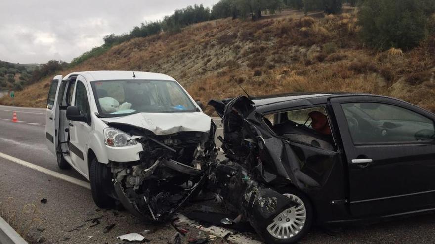 Heridos en una colisión de dos turismos en Cabra