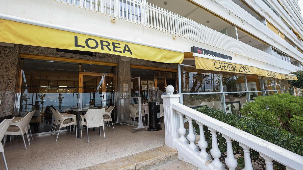 La ubicación privilegiada del restaurante, en la Avenida de Niza y en primera línea de la Playa de San Juan, añade un atractivo adicional a esta experiencia gastronómica