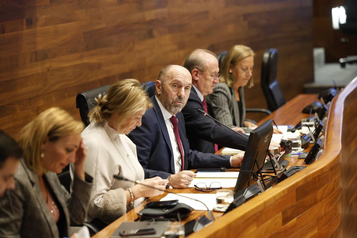 La crispación en el parlamento asturiano provoca un bronco debate.