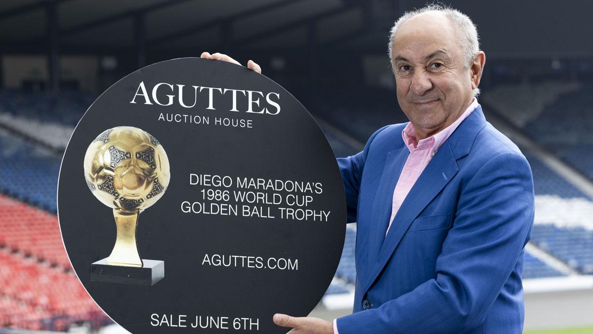 Osvaldo Ardiles, este jueves en Hampden Park, donde ha presentado la subasta del Balón de Oro que Maradona ganó en el Mundial de México 1986