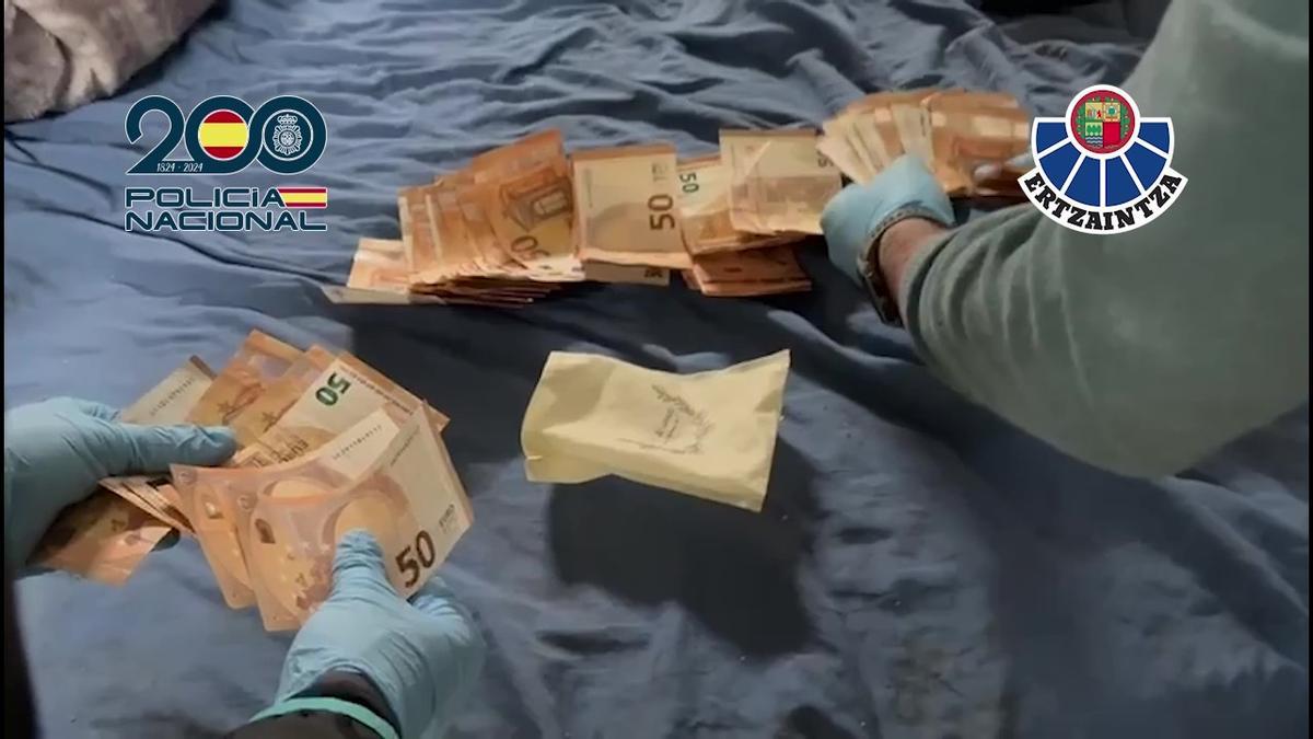 Dinero encontrado en casa de la sospechosa por los agentes