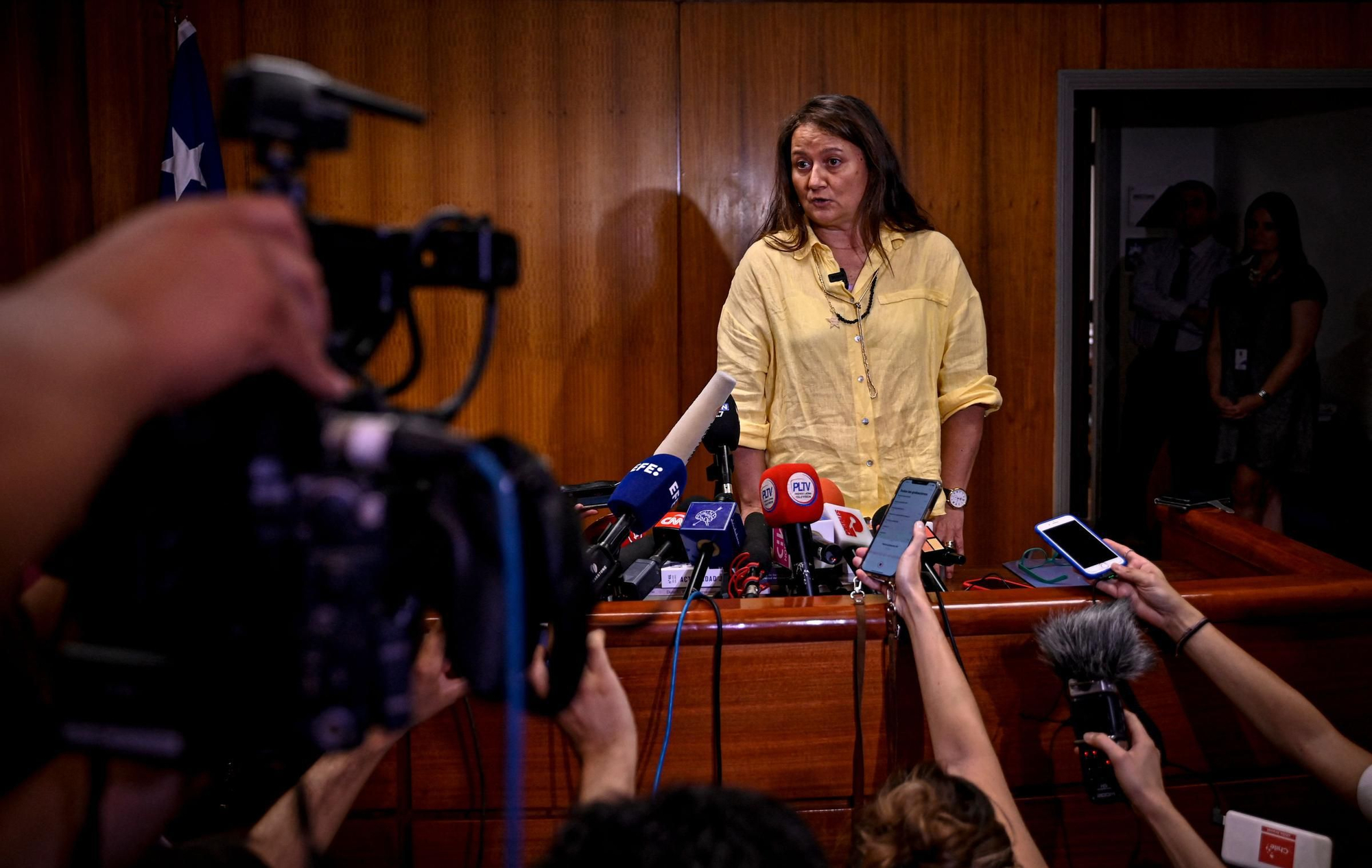 La jueza chilena Paola Plaza, en la rueda de prensa que ha ofrecido tras recibir el informe del panel de expertos sobre la muerte del poeta Pablo Neruda.