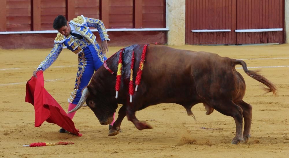 El mal juego de las reses de Domecq condicionó una corrida en la que sólo destacó Ginés Marín y en la que los hermanos Rivera Ordóñez tuvieron una actuación discreta