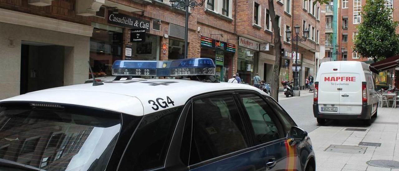 Un coche policial, ayer, en la calle de los Avellanos.