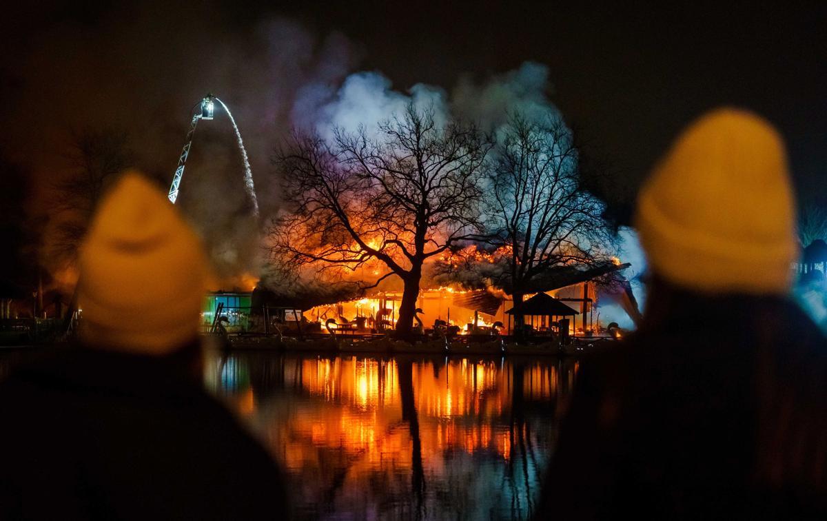 Un incendio devasta parte de un parque de atracciones en Róterdam