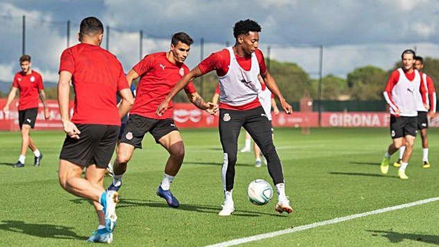 Johan Mojica controla la pilota durant l&#039;entrenament d&#039;ahir al matí a La Vinya.