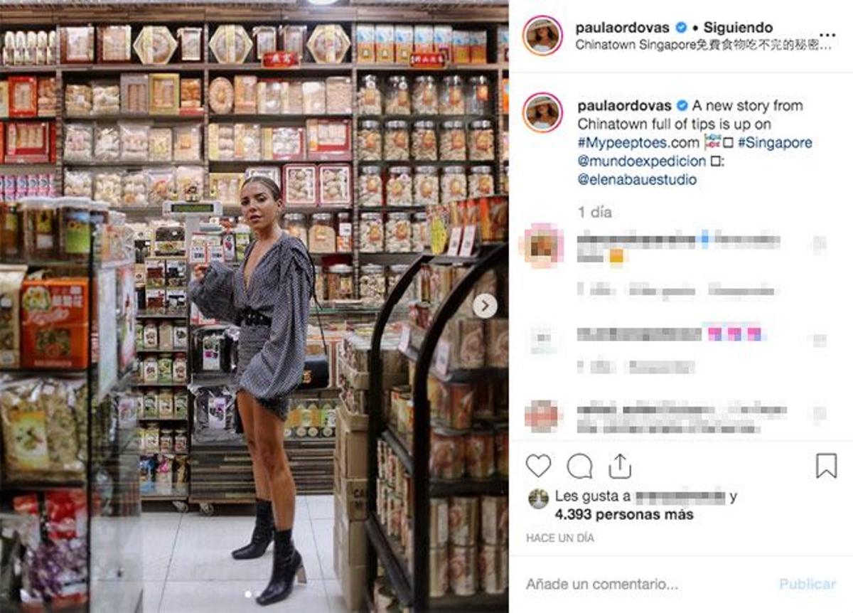 La 'influencer' Paula Ordovás con minivestido y botines de punta cuadrada