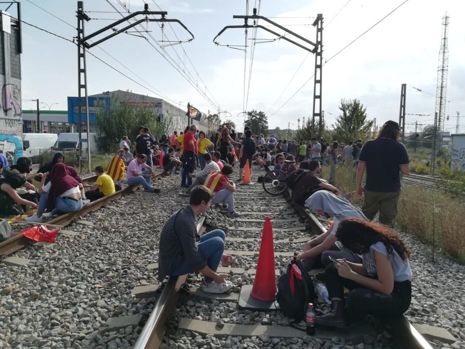 Tallen les vies del tren i el TAV a l''Avellaneda i fan barricades