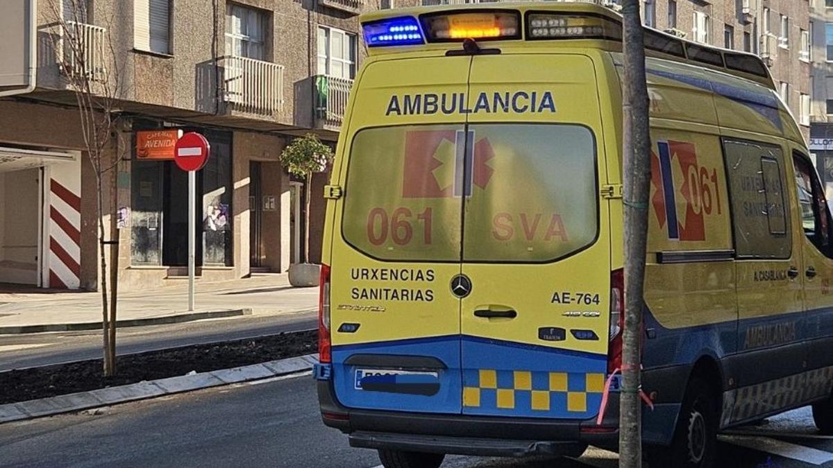 Una ambulancia enviada al lugar de los hechos, en Rosalía de Castro, Milladoiro