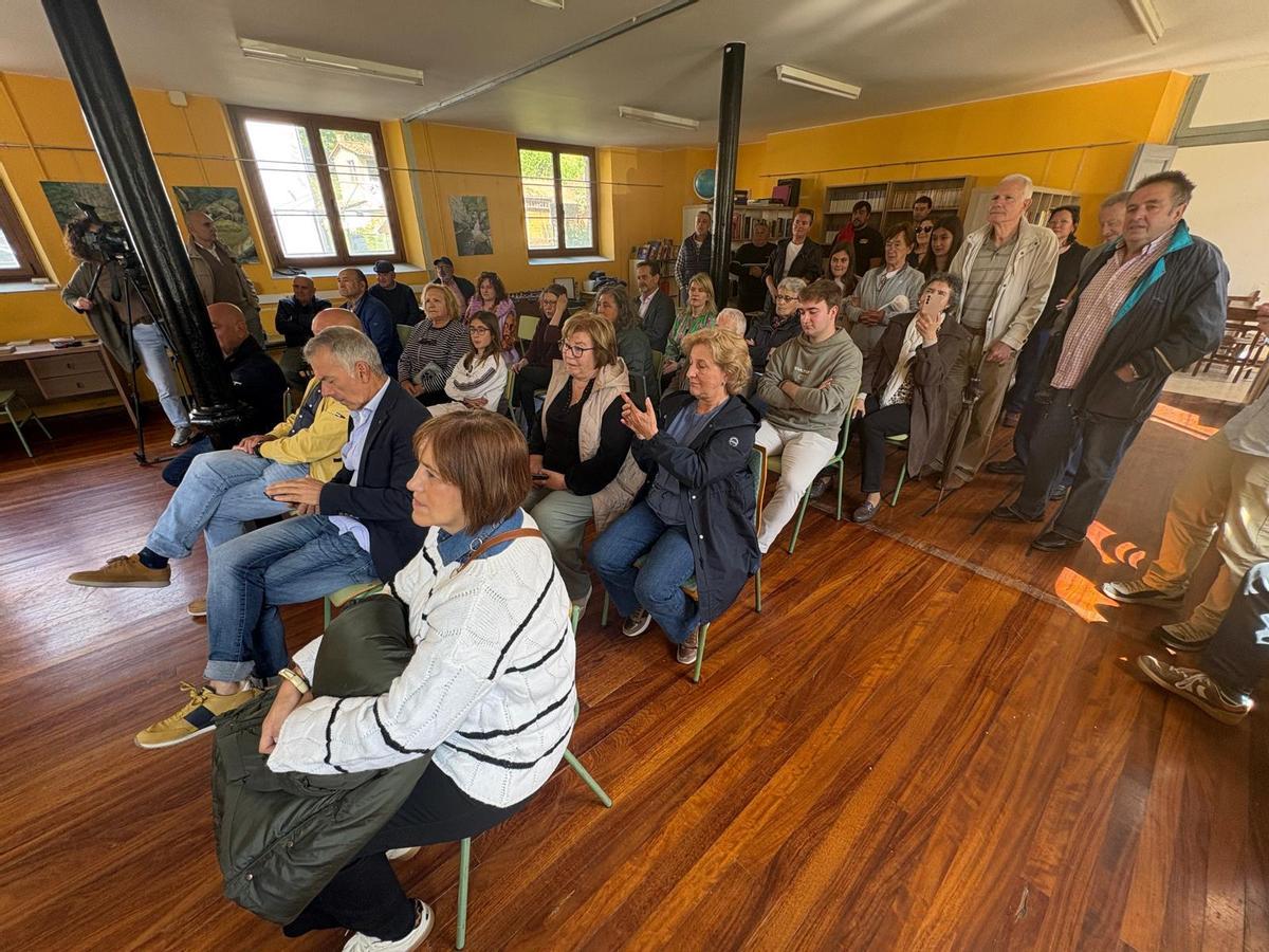 Asistentes a la inauguración de la nueva biblioteca de Casomera, en Aller
