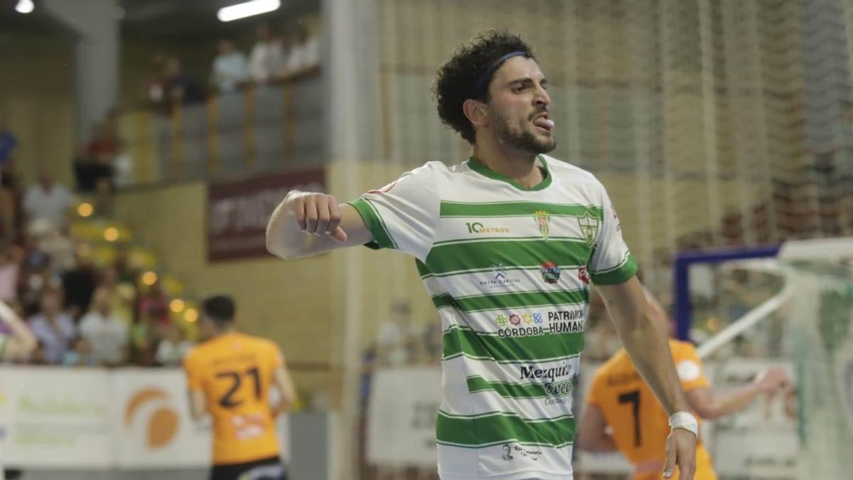 Zequi celebra un gol en el partido contra el Ribera Navarra.