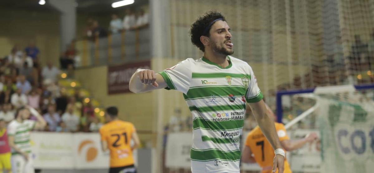 Zequi celebra un gol en el partido contra el Ribera Navarra.