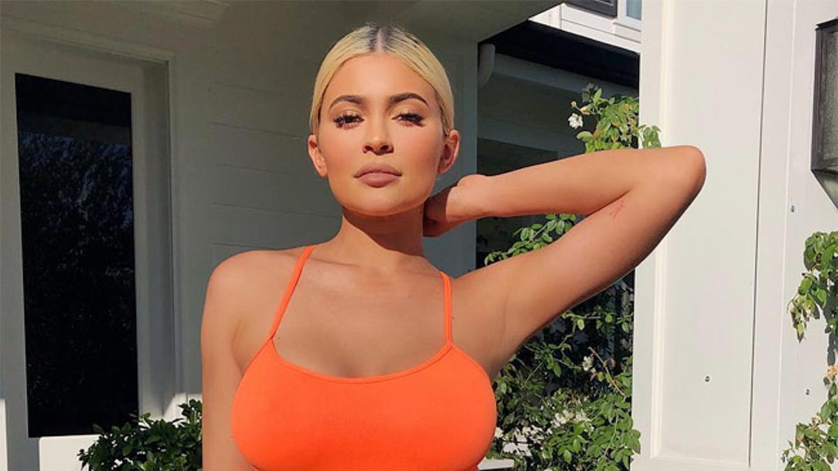 Kylie Jenner con vestido naranja flúor y manicura rosa pantone