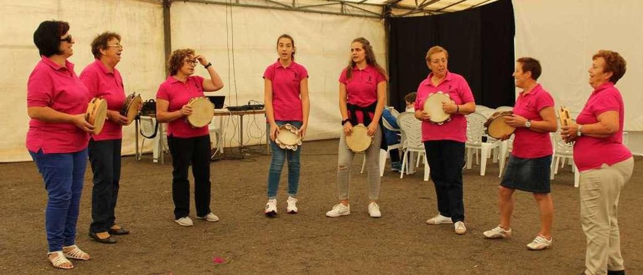 Actuación del grupo Lilaina en la décima edición del festival de teatro de Cotomanguelo.