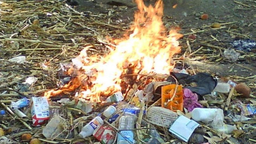 Millones de personas ya queman plástico para cocinar o calentarse por falta de otros materiales