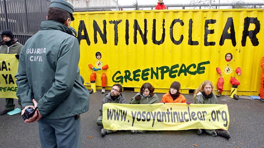 Protesta Detenen uns activistes encadenats a la nuclear de Garoña