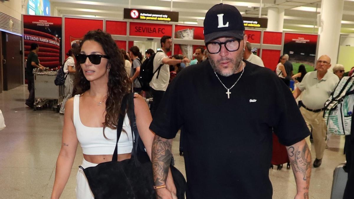 Kiko Rivera y Lola García en el aeropuerto de Sevilla