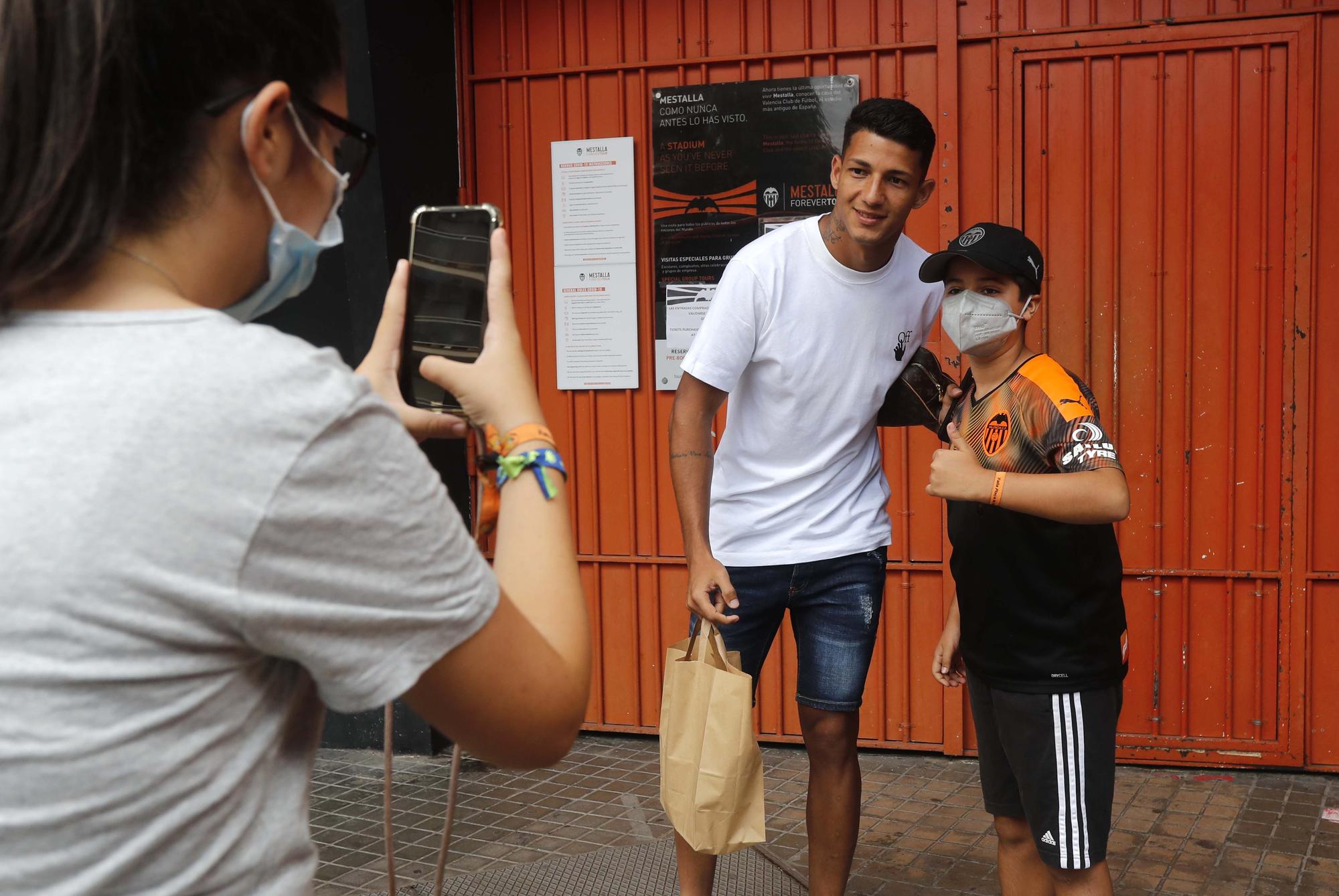 La afición valencianista se vuelca con el equipo a la salida de Mestalla