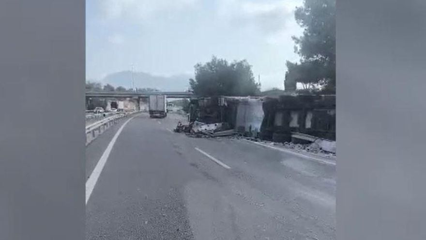 Accidente de dos camiones en la AP-7 a la altura de l&#039;Alfàs del Pi