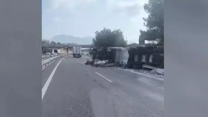 Accidente de dos camiones en la AP-7 a la altura de l'Alfàs del Pi