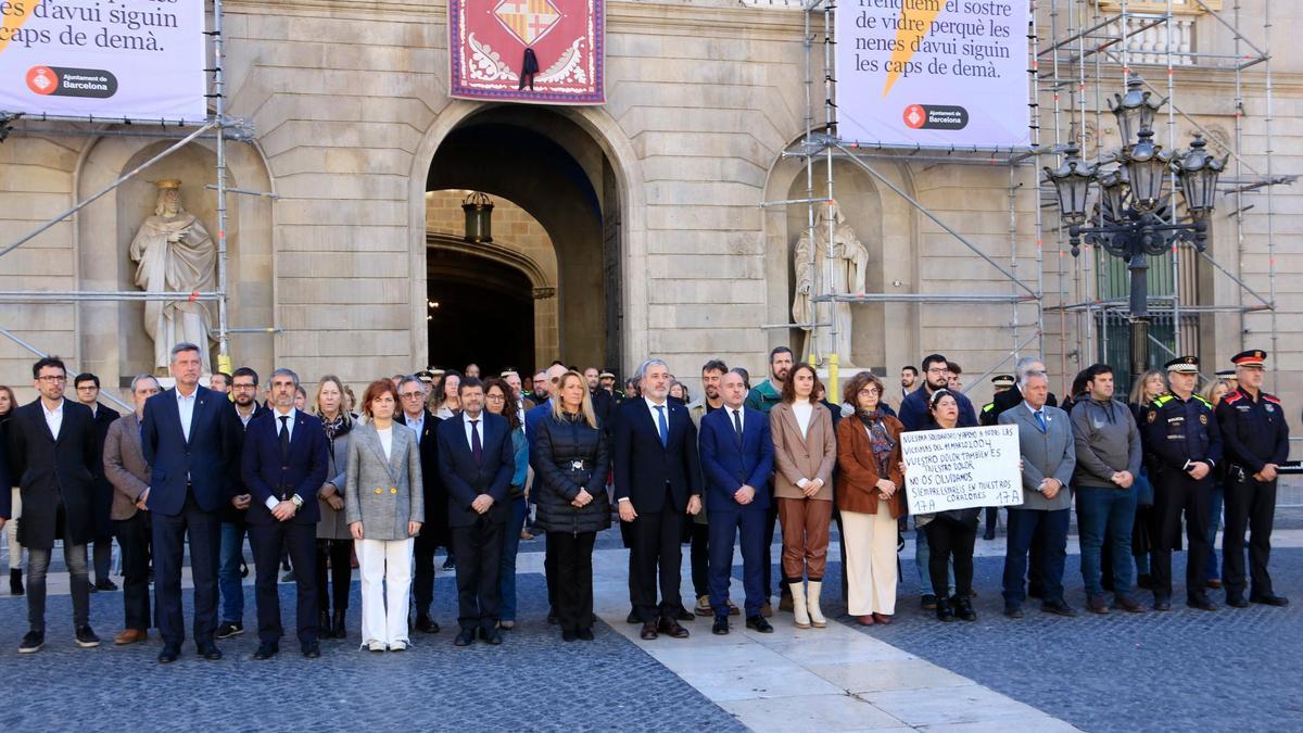 Minut de silenci a la plaça de Sant Jaume de Barcelona pel Dia Europeu de les Víctimes del Terrorisme, que es commemora l'11-M pels atemptats de Madrid, amb l'alcalde Jaume Collboni; regidors; la consellera Gemma Ubasart i víctimes del terrorisme