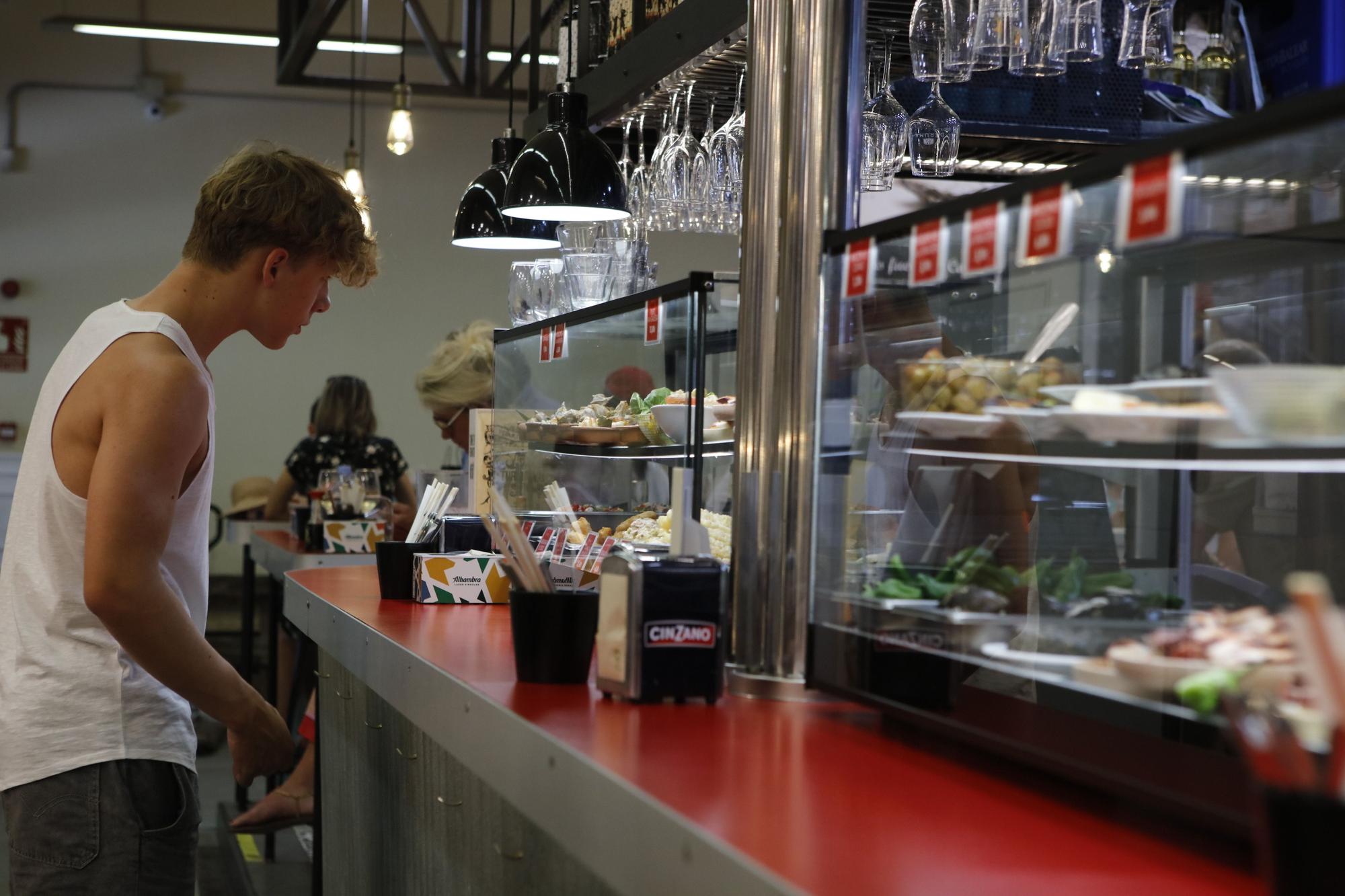 So sehen die Bars in der Fischhalle des Mercat de l'Olivar aus