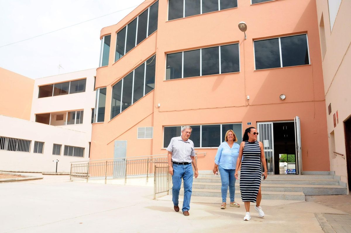 El alcalde Marco Aurelio Pérez y las ediles Elena Álamo y Esther Delgado en uno de los colegios donde se crearán las islas de frescor.