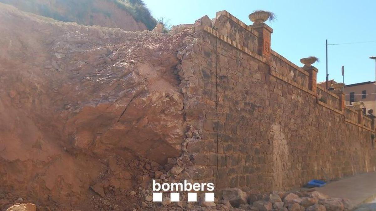 La part del mur des d'on s'han precipitat alguns rocs, a l'avinguda Rastrillo