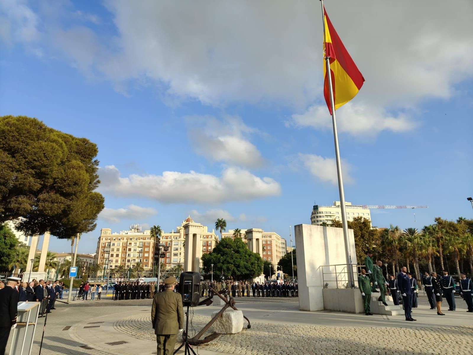 Izado de la bandera de España en el Puerto.