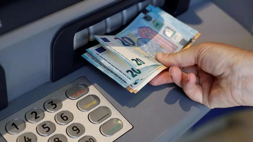 Hacienda te vigila si ingresas o sacas dinero del cajero de esta manera