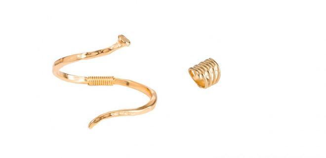 Ana afloja: una pulsera y un anillo